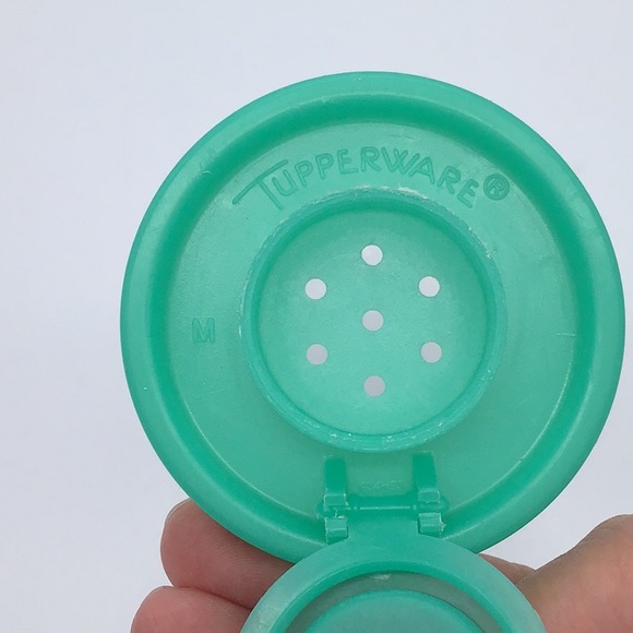 Tupperware Large Hourglass Salt & Pepper Shaker Set - Picture 6 of 6